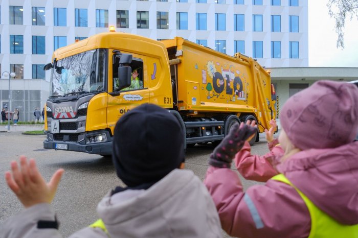 Ilustračný obrázok k článku Smetiarske autá budú jazdiť s MODERNÝMI polepmi: Stačí namieriť mobil a hneď ožijú, VIDEO