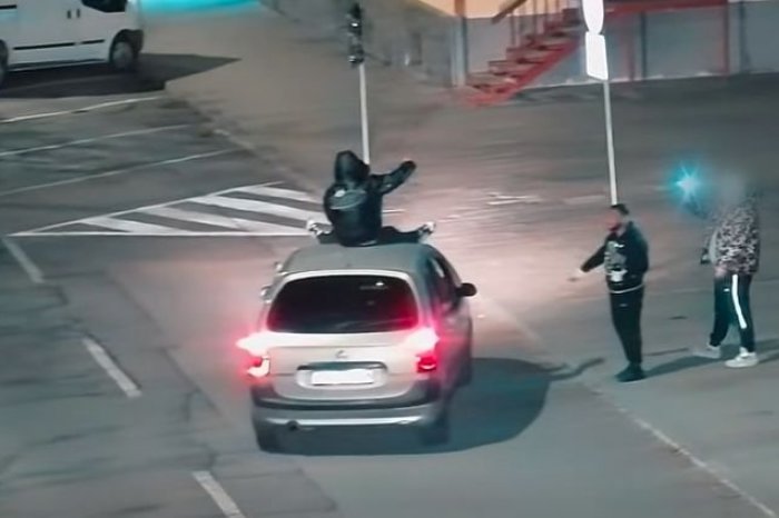 Ilustračný obrázok k článku Obrovský HAZARD so životmi: OPITÍ muži sa vozili na streche auta, VIDEO