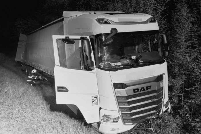 Ilustračný obrázok k článku Na rovnom úseku mal prejsť do protismeru: Vodič kamióna neprežil nehodu na východe