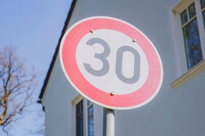 Ilustračný obrázok k článku Vodiči, POZOR! V Nitre rozšírili ZOZNAM ulíc s maximálnou rýchlosťou 30 km/h