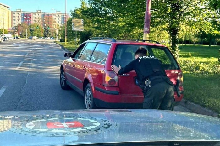 Ilustračný obrázok k článku Zúfalej žene sa na frekventovanej ceste POKAZILO auto: Policajti si vyhrnuli rukávy!