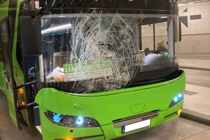 Ilustračný obrázok k článku Vodič autobusu pokračoval aj s ROZMLÁTENÝM čelným sklom! "Dofajčím a ideme ďalej," povedal