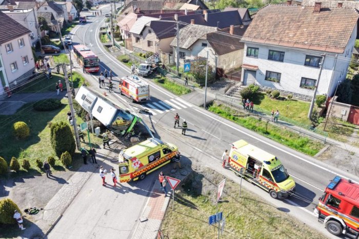 Ilustračný obrázok k článku Došlo k HROZIVEJ nehode AUTOBUSU: Na mieste zasahuje niekoľko SANITIEK aj VRTUĽNÍK, FOTO
