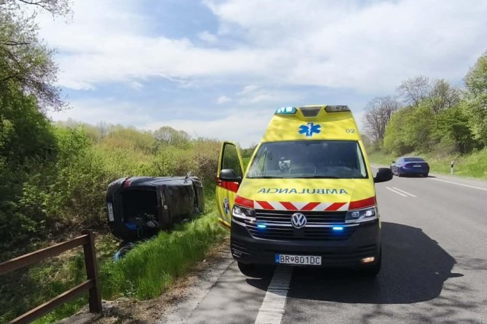 Ilustračný obrázok k článku HROZIVÝ pohľad na auto po NEHODE: Skončilo na boku, vodiča ratovali ZÁCHRANÁRI