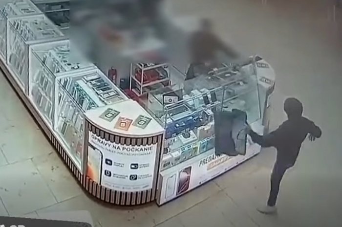 Ilustračný obrázok k článku ŠOK v bratislavskom obchodnom dome: Muž ROZMLÁTIL vitríny a odkráčal, VIDEO