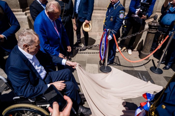 Ilustračný obrázok k článku Prekvapenie pre Miloša Zemana v Košiciach: Odhalili mu pamätnú dlaždicu na chodníku