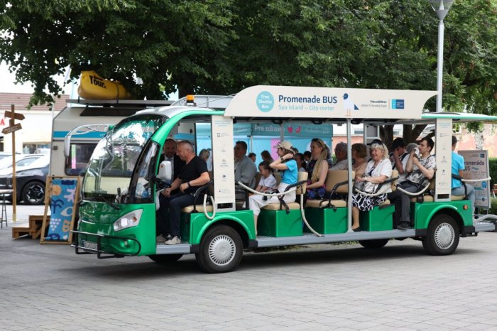 Ilustračný obrázok k článku Šikovná NOVINKA v Piešťanoch: Začal tam premávať elektrický Promenáda bus
