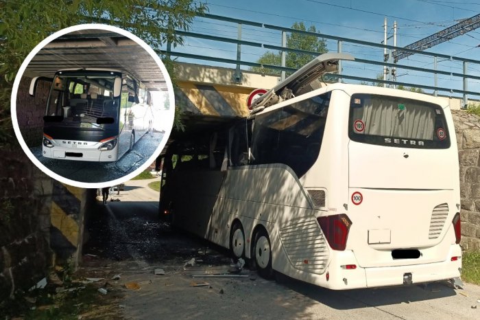 Ilustračný obrázok k článku DESIVÁ nehoda: Autobus sa zasekol pod mostom! ZDEMOLOVALO mu strechu, FOTO