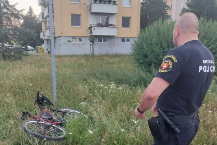 Ilustračný obrázok k článku HROZIVÁ zrážka na sídlisku: Malého cyklistu ako prví RATOVALI mestskí policajti, FOTO