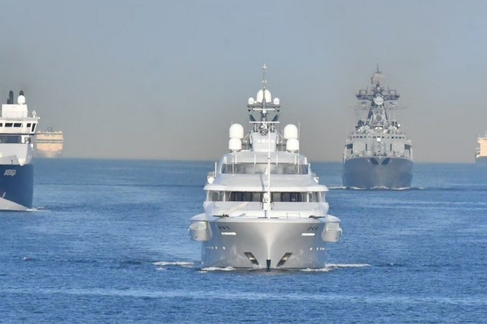 Ilustračný obrázok k článku Po rokoch sa ukázala Putinova luxusná jachta: Sprevádzajú ju VOJENSKÉ lode!