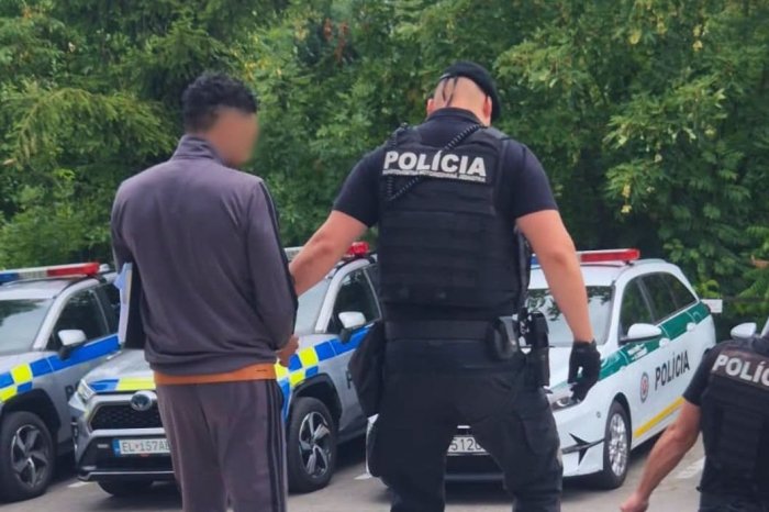 Ilustračný obrázok k článku NEBEZPEČNÝ muž skončil v putách na Slovensku! Policajtom pomohol aj Interpol
