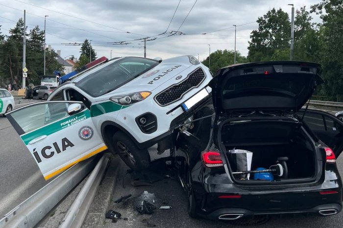 Ilustračný obrázok k článku Šialené FOTO nehody: Havarovalo policajné auto! Vymrštilo ho až na zvodidlá