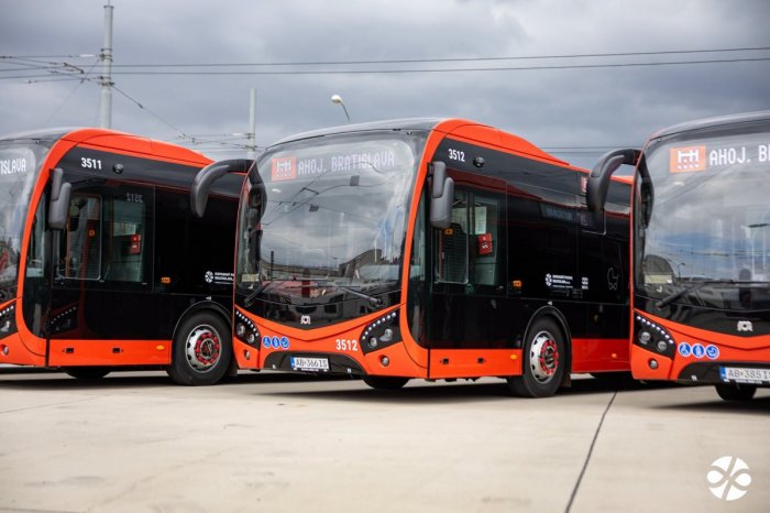 Ilustračný obrázok k článku Ulice Bratislavy brázdi 18 NOVÝCH kĺbových autobusov: Sú komfortnejšie a BEZPEČNEJŠIE