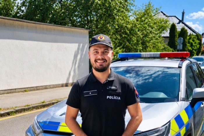 Ilustračný obrázok k článku Čin policajta Nikolasa si zaslúži obdiv: ZACHRÁNIL detskú radosť priamo pred bytovkou