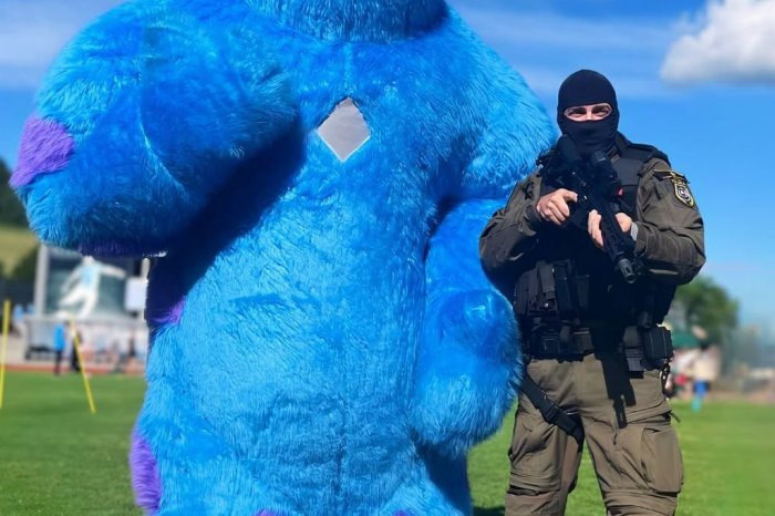 Ilustračný obrázok k článku HUMOR očividne nechýba ani policajtom: Kukláča porovnali s postavičkou z filmu, FOTO