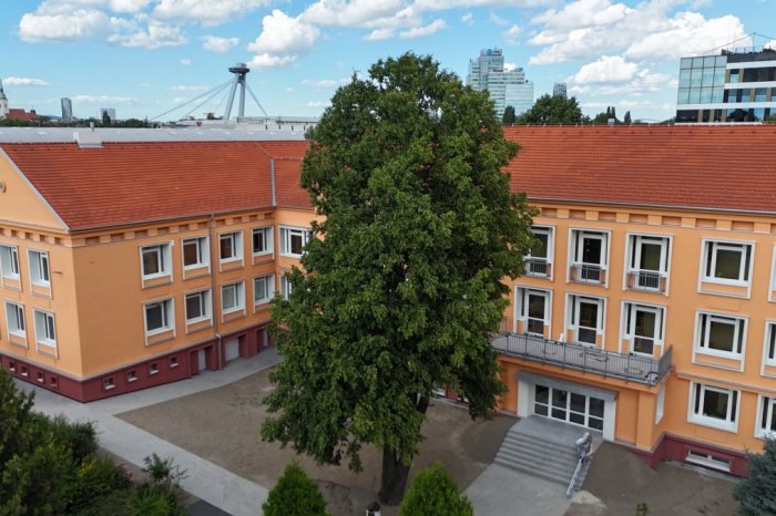 Ilustračný obrázok k článku Podarilo sa! Gymnázium Alberta Einsteina má obnovenú fasádu, FOTO