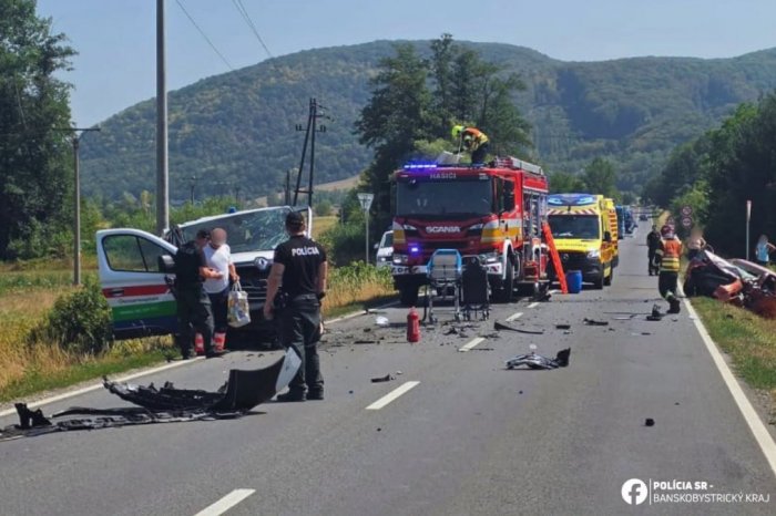 Ilustračný obrázok k článku DESIVÁ zrážka auta a dopravnej zdravotnej služby: ZRANENIA utrpeli všetci účastníci! FOTO