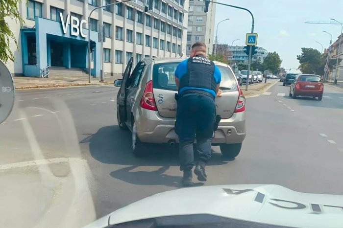 Ilustračný obrázok k článku Mestskí policajti si vyhrnuli rukávy! Pomohli zúfalému vodičovi