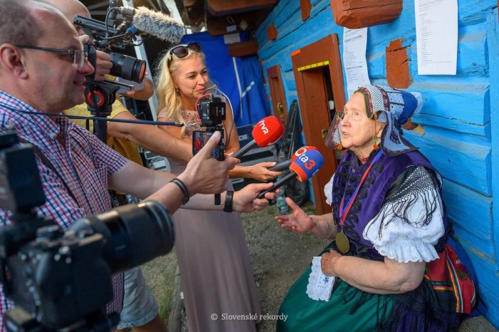 Ilustračný obrázok k článku Pani Mária stanovila slovenský REKORD: Zbierku piesní vydala v úctyhodnom veku, FOTO