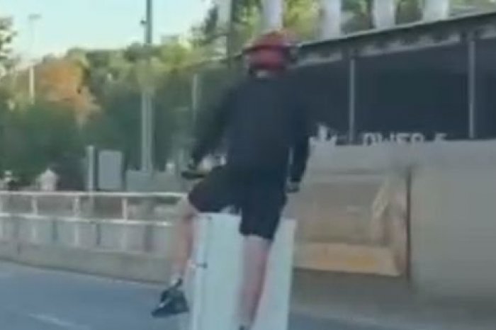 Ilustračný obrázok k článku KURIÓZNY pohľad na ceste: KOLOBEŽKÁR s chladničkou zaujal aj policajtov, VIDEO