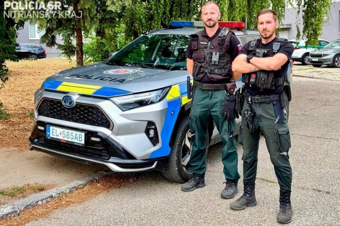 Ilustračný obrázok k článku Policajti začuli ZÚFALÝ krik: Zachránili dieťa, ktoré SPADLO do kanalizačnej šachty!