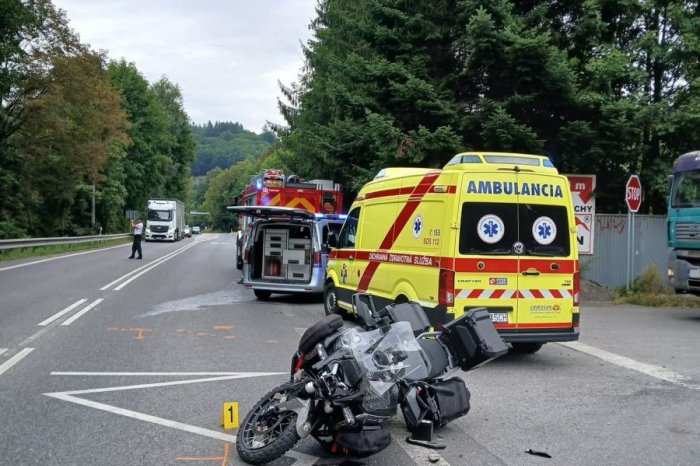 Ilustračný obrázok k článku DRAMATICKÉ chvíle po zrážke auta s motorkou: ZRANENÉHO muža previezli do nemocnice, FOTO