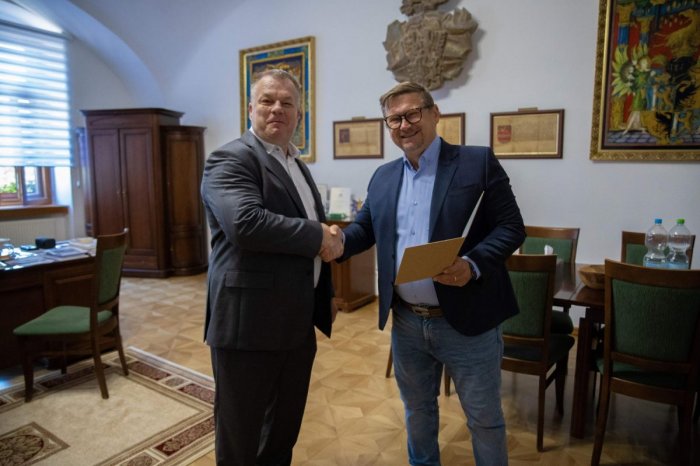 Ilustračný obrázok k článku Šestákovi ZANIKOL poslanecký mandát v Prešove: Na 1,5 mesiaca ho nahradí Patrik Benčík