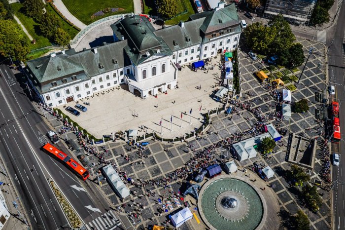 Ilustračný obrázok k článku OBROVSKÝ záujem o DOD v Prezidentskom paláci: Zaznamenali historicky NAJVYŠŠIU účasť