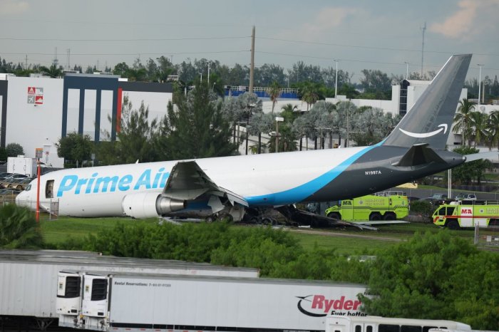 Ilustračný obrázok k článku ZÁBERY obrovskej tragédie: Boeing zišiel z dráhy a narazil do áut! ZOMRELO niekoľko ľudí