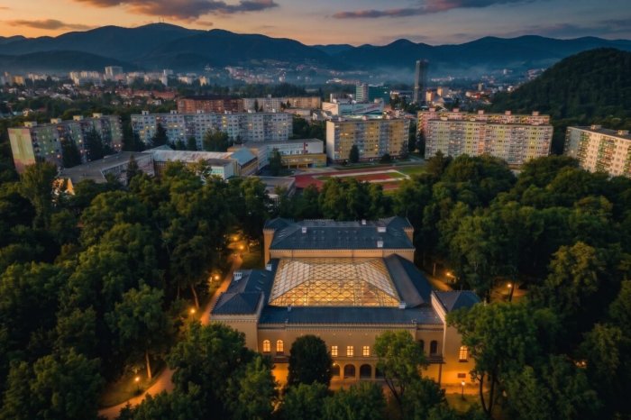 Ilustračný obrázok k článku OBROVSKÁ investícia do klenotu Bystrice: Kaštieľ Radvanských OBNOVIA za 16 miliónov, FOTO