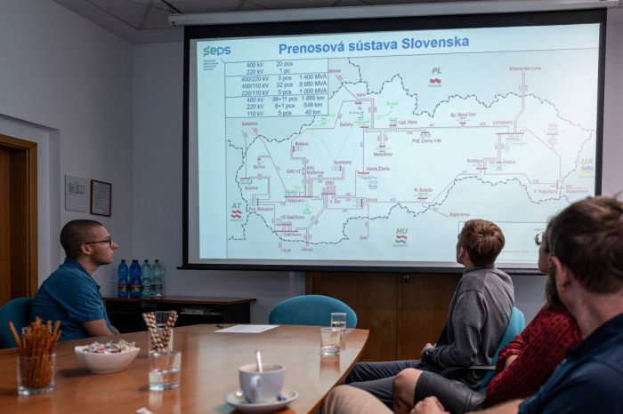 Ilustračný obrázok k článku Partnerstvo SEPS a Nadácie Dionýza Ilkoviča prepája školu s praxou: Stredoškoláci navštívili elektroenergetický dispečing