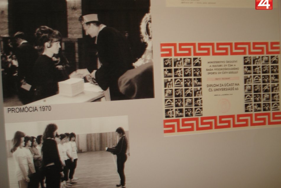 Sportovci v skolských laviciach