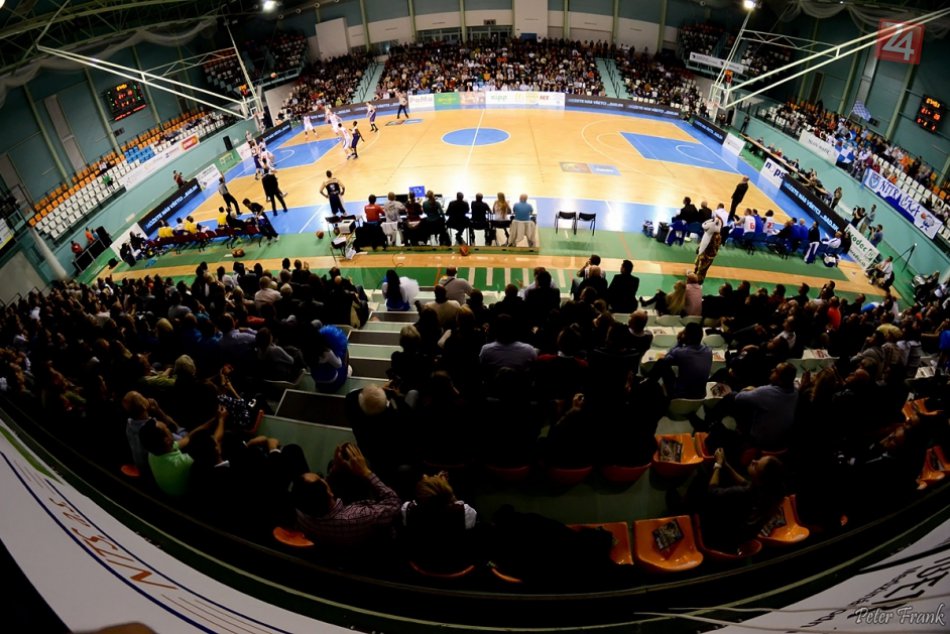 vysuvna tribuna v NR