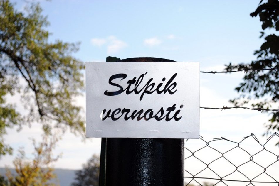 Aj Žiar má už svoj Stĺp vernosti, je v žiarskom parku