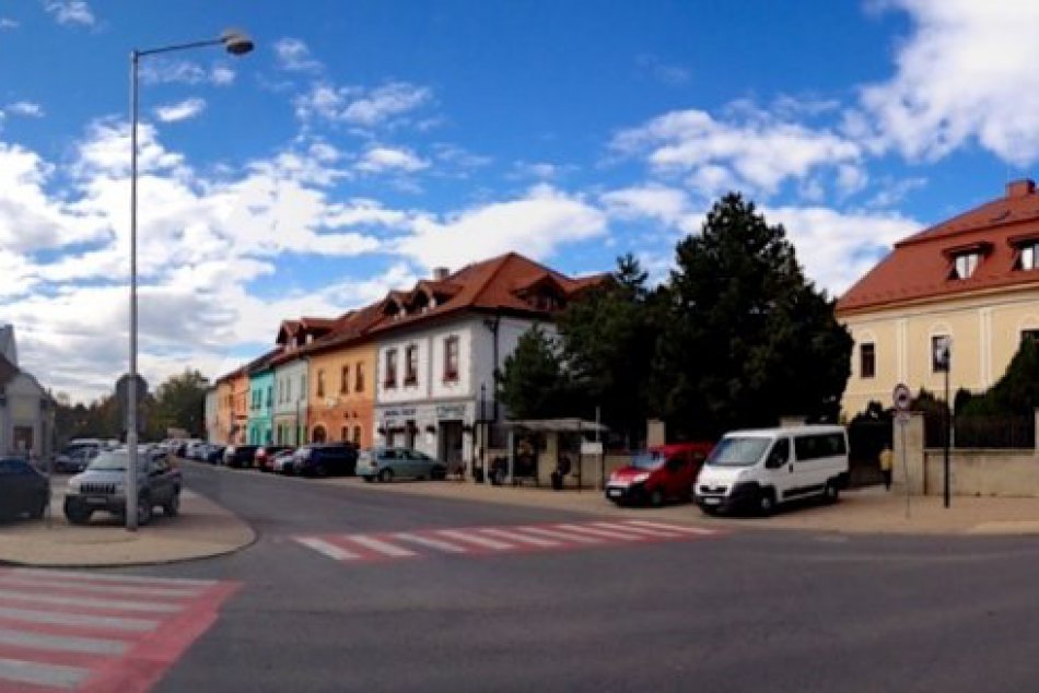 Velické námestie opäť o kúsok krajšie