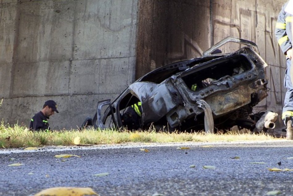 ZÁBERY Z MIESTA: Vodič vrazil do mosta a zhorel v plameňoch!