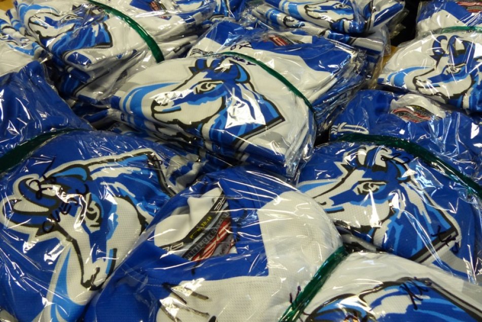 Najmenší popradskí hokejisti sa tešia. Dostali nové dresy