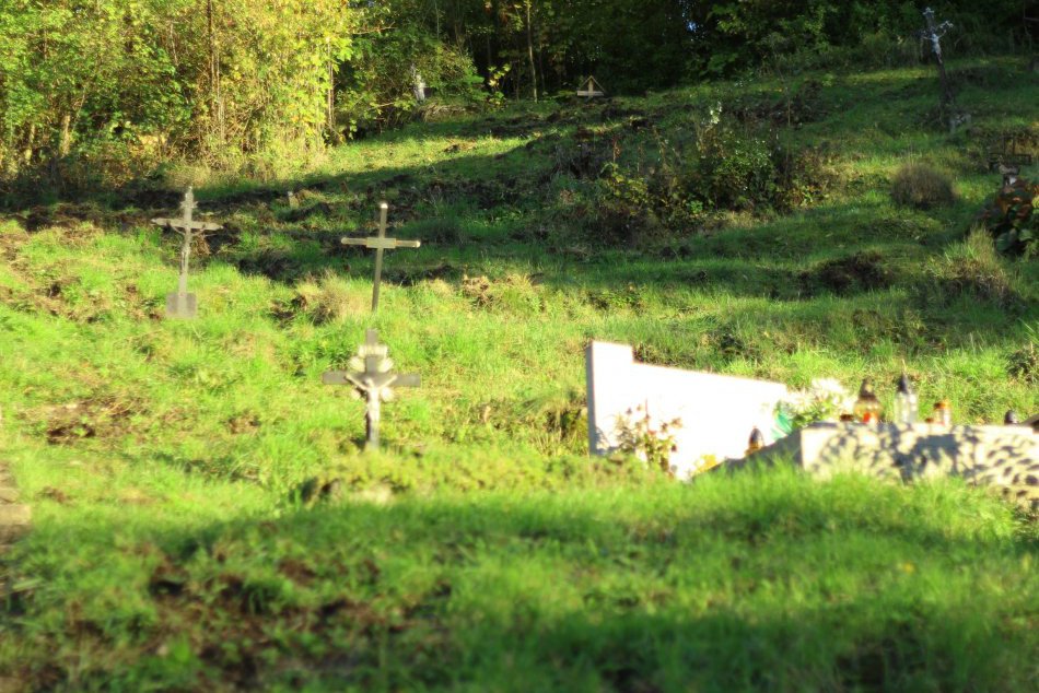 Diviaky opäť vyčíňali na cintoríne!