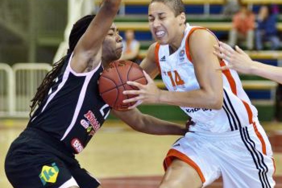 Basketbalistky doma neuspeli, futbalisti prehrali na Slovane