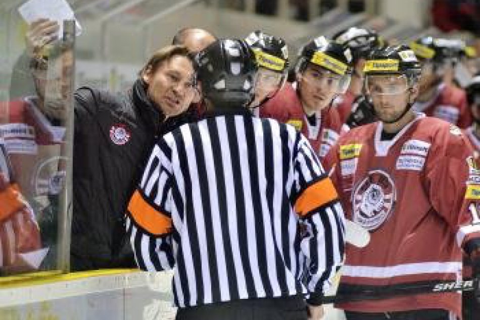 Hokejisti sa v Banskej Bystrici pobili. Zápas dochytal Samuel Takáč