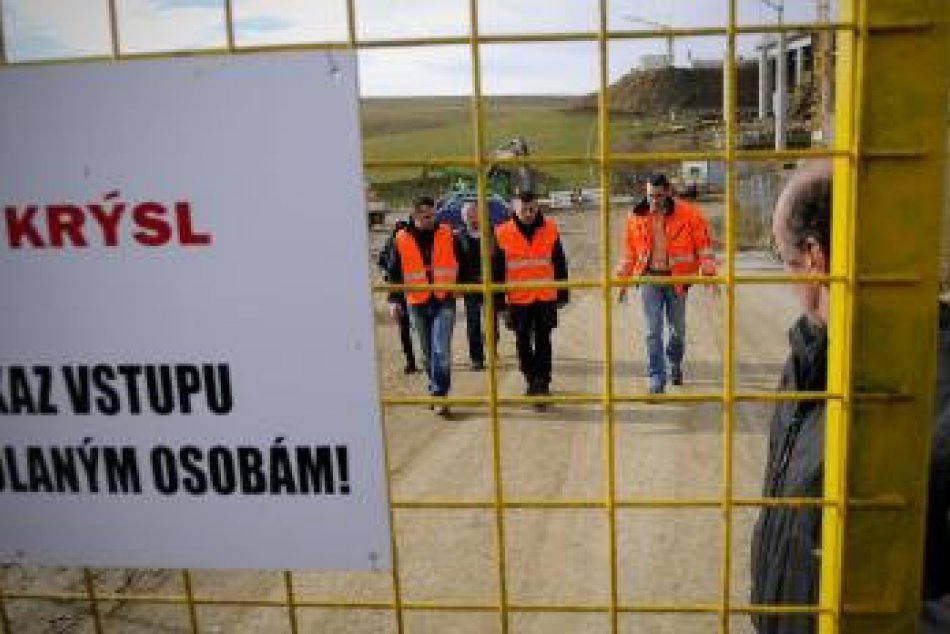 Podpernú konštrukciu mosta odstrelia. Na stavbe je priveľkým rizikom