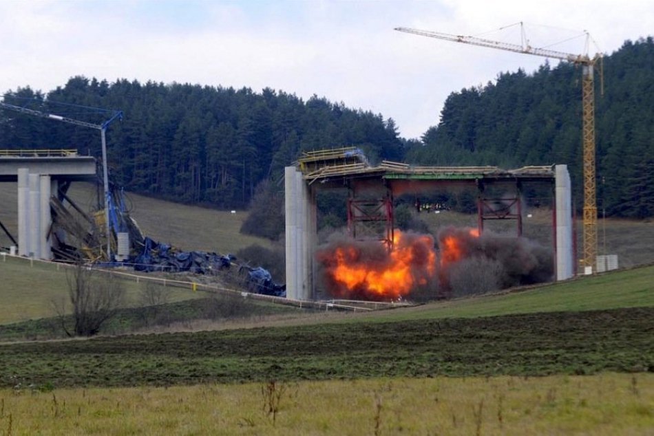 Most pri Kurimanoch sa nepodarilo odstreliť. Na rade je ťažká technika
