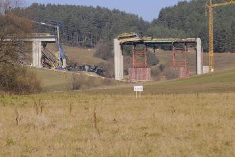 Podarilo sa. Časť mosta pri Kurimanoch zbúrali