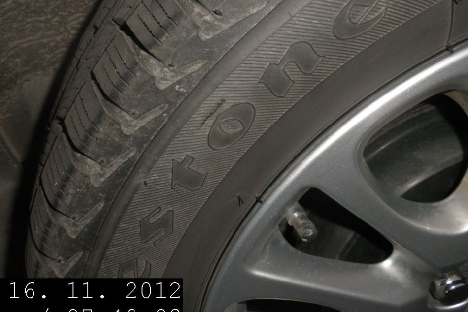 Davdsať prepichnutých pneumatík, ani jeden záber z bezpečnostných kamier!