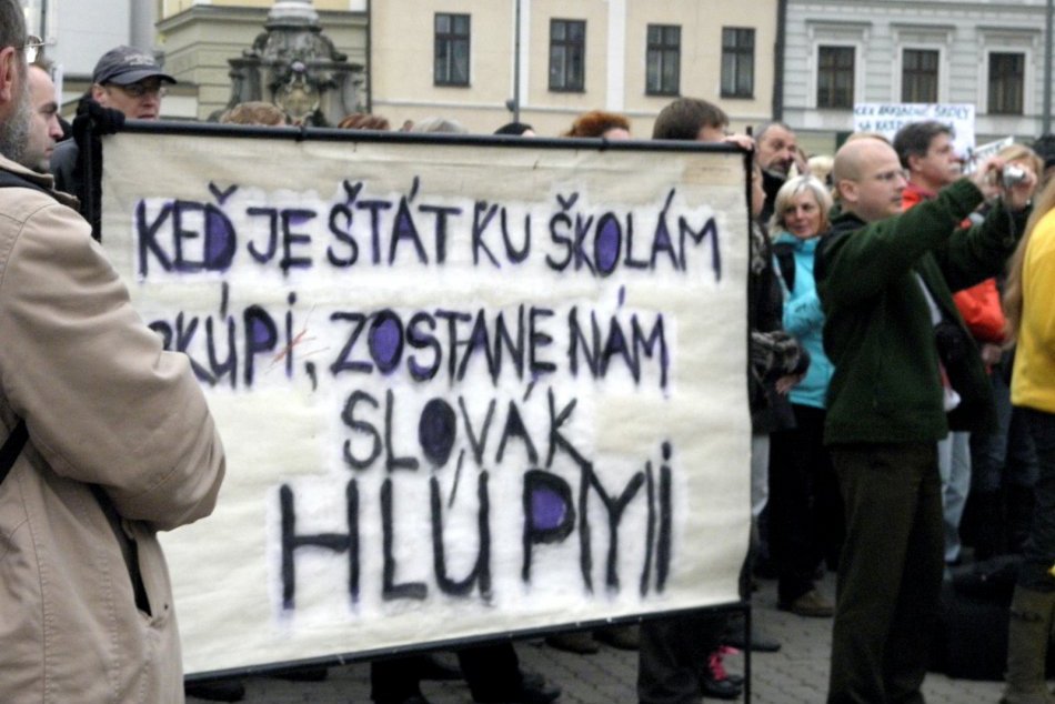 OBRAZOM: Takmer dvetisíc učiteľov zaplavilo Bystrické námestie!