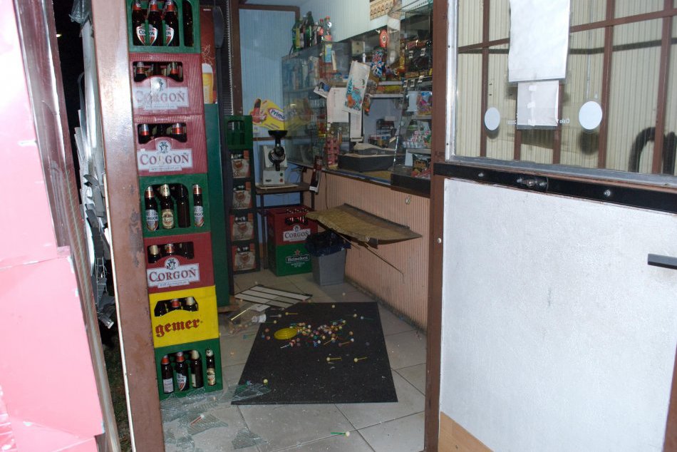 Nešikovný zlodej sa pri krádeži polial alkoholom, to ho prezradilo