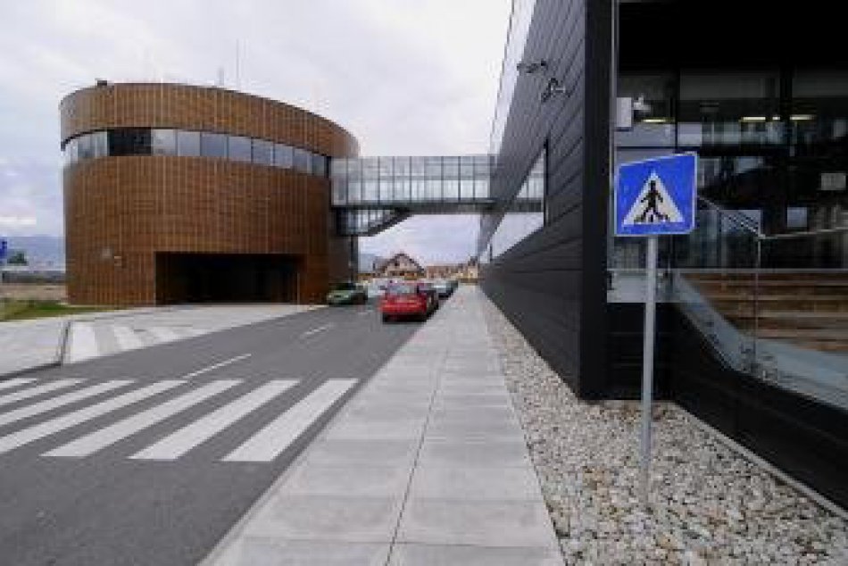 Stavba roka stojí v Spišskej Teplici. Zamestnanci z nej majú výhľad na Tatry