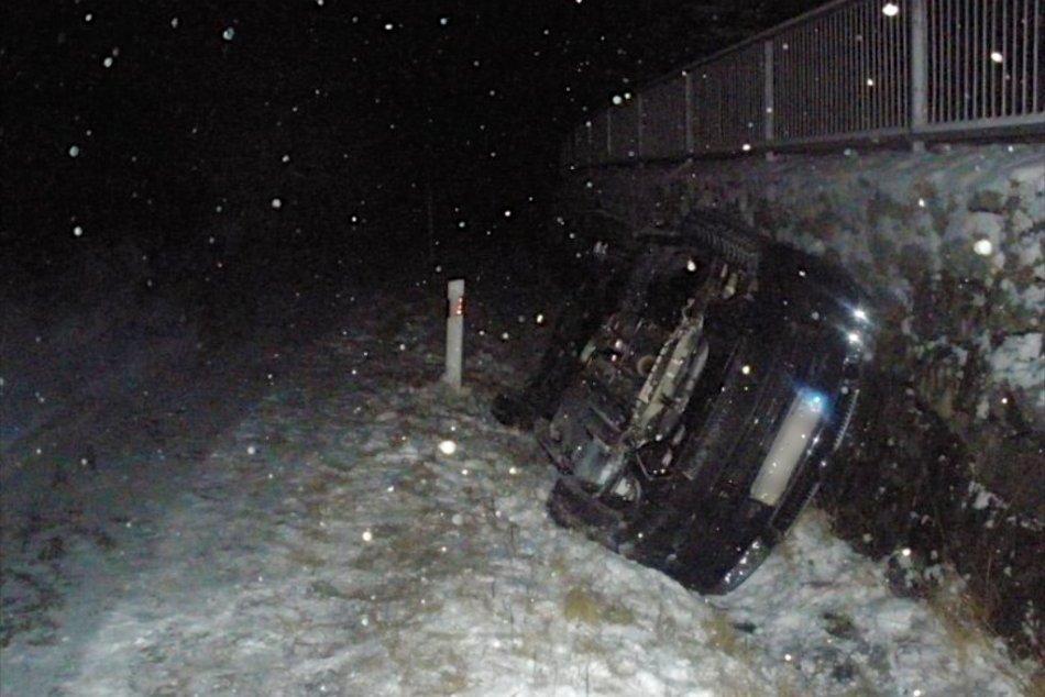 Na snehu sa šmýka. Niektorí vodiči na to zabúdajú