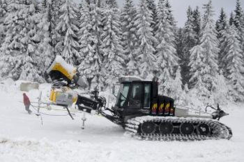 Mínusové teploty tešia lyžiarov. Vlekári začali zasnežovať svahy