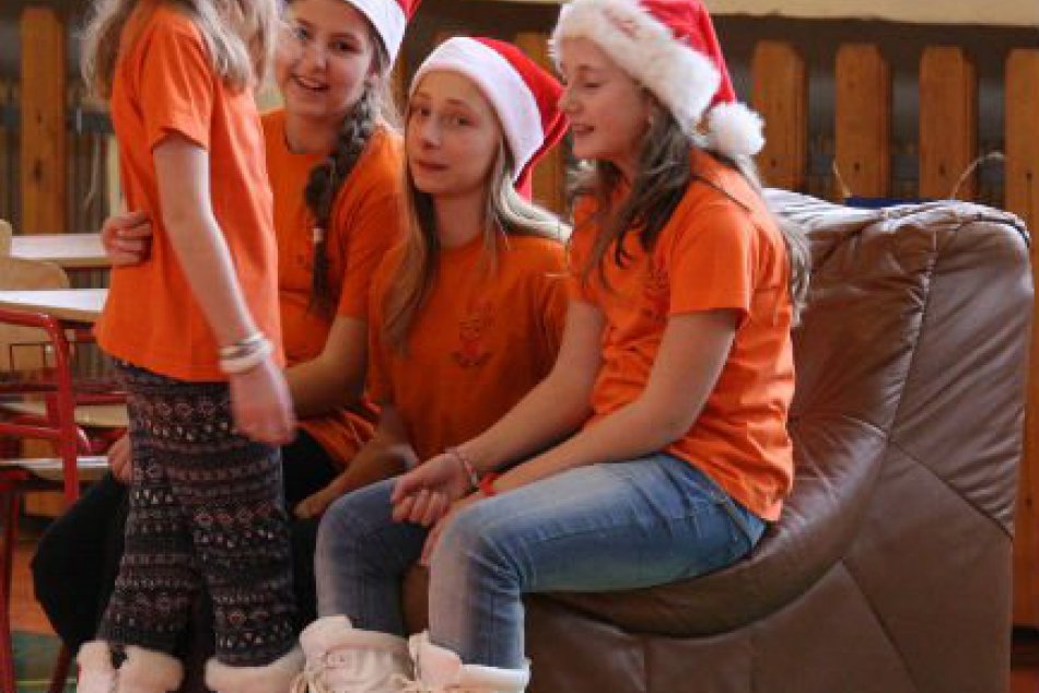 Základnú školu dnes popoludní navštívil Mikuláš